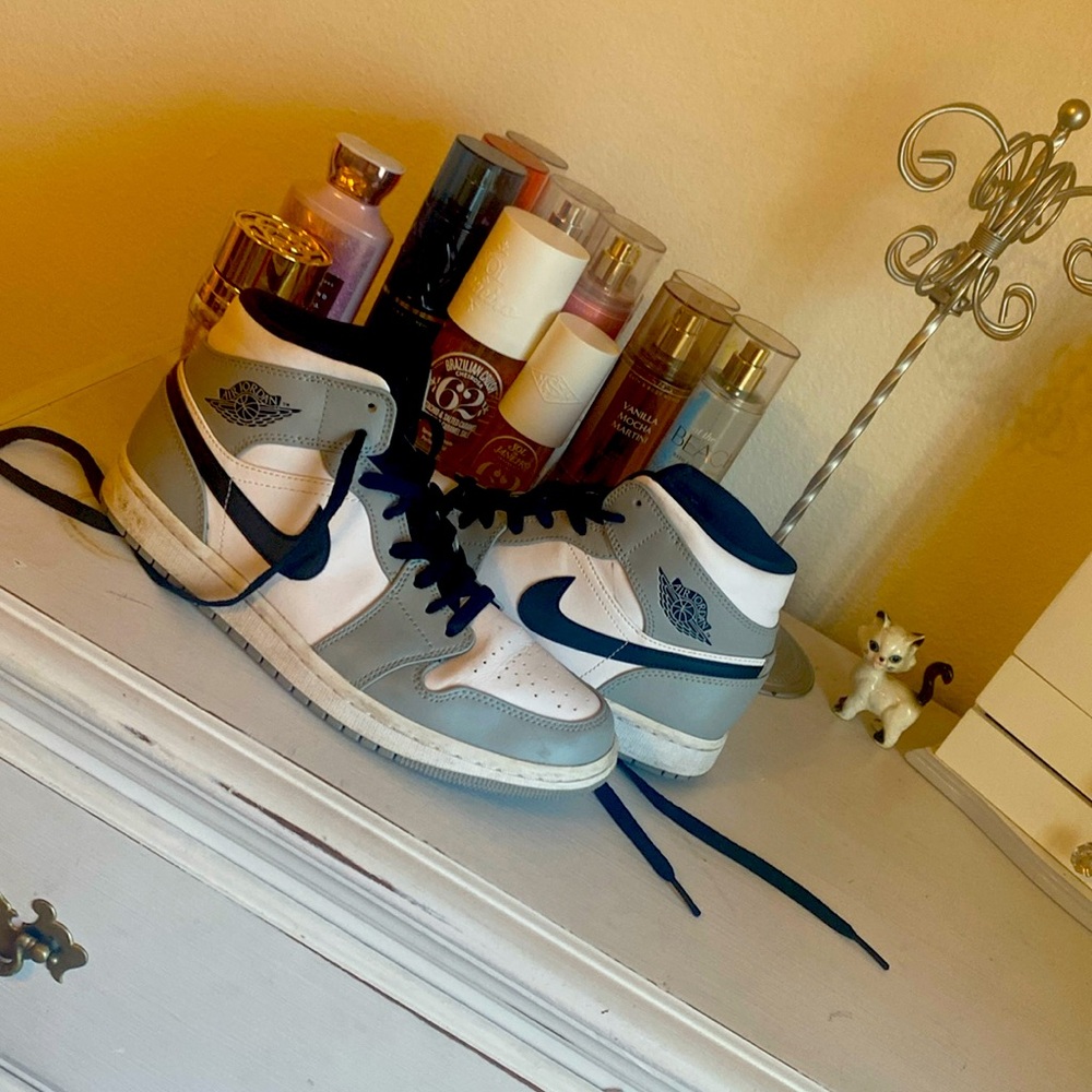Grey, white, and black Jordan’s 10 W, 8.5 M